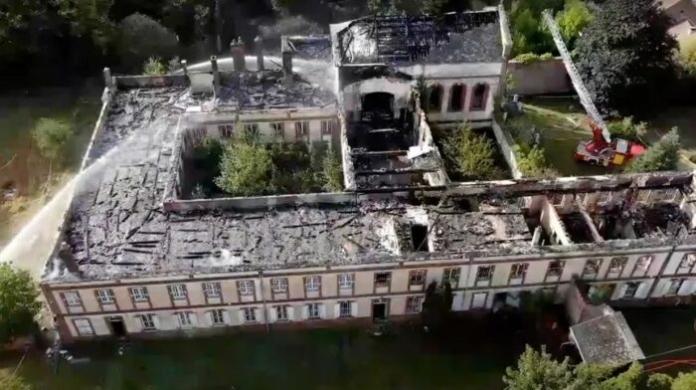 Incêndio destrói antigo convento carmelita na França