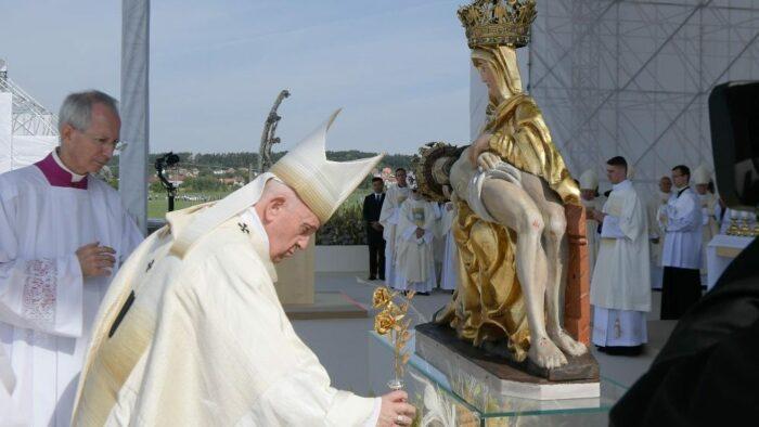 Papa-Francisco-oferece-rosa-de-ouro-ao-Santuario-de-Sastin-1-700x394-innZ0m.jpeg
