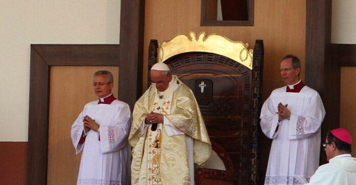 cerimoniario-papal-aspect-ratio-770-400 papal cerimoniery