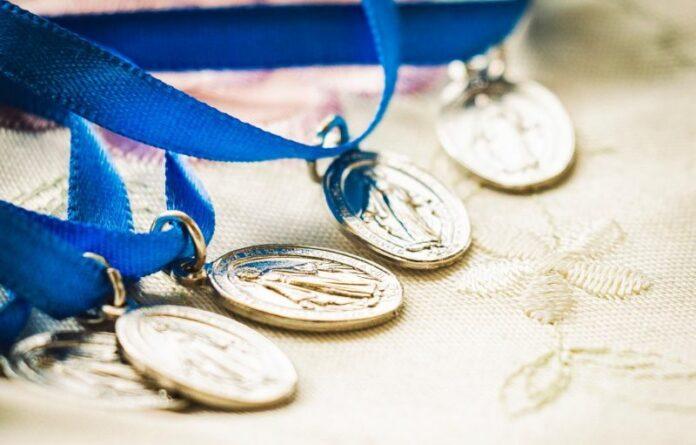 Missionario-Catolico-distribui-50-mil-Medalhas-Milagrosas-pela-Ucrania-1-aspect-ratio-570-365 Ukraine: Catholic Missionary Spreads 50 Thousand Miraculous Medals