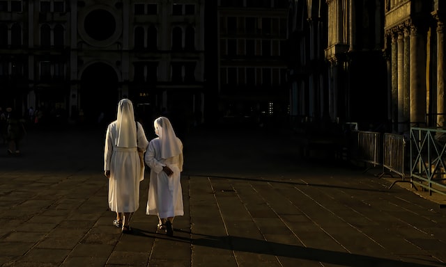ricardo-gomez-angel-TjSIQJ8CbEA-unsplash nuns