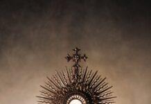 Caribbean Solidarity Sustains Eucharist in Cuba Amid Flour Shortage and Power Crisis eucharistic adoration