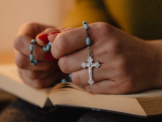 Pope Leo XIV Calls for Daily Commitment to Peace at Global Rosary Gathering Rosary (Credit Karolina Grabowska Unsplash)