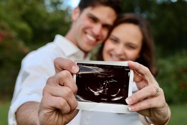 will-esayenko-XFALFe73Mgg-unsplash Couple holding picture of pregnancy ultrasound (Photo by Will Esayenko on Unsplash)
