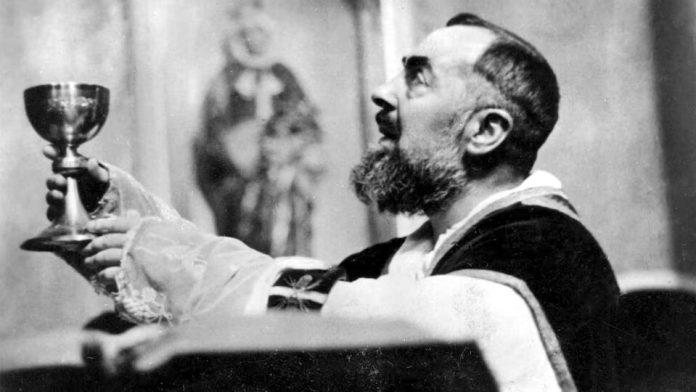 Padre Pio during a mass in 1944 (Public domain wikimedia commons)