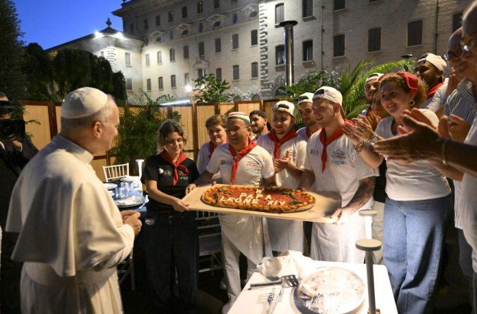 A pizza for Pope Leo (@Vatican Media)