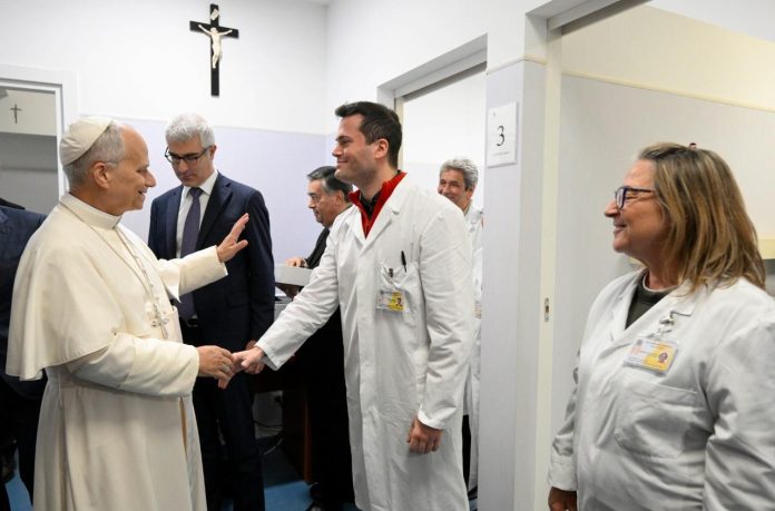 Papa Leão XIV inaugura ambulatório destinado aos pobres no Vaticano Pope Leo XIV
