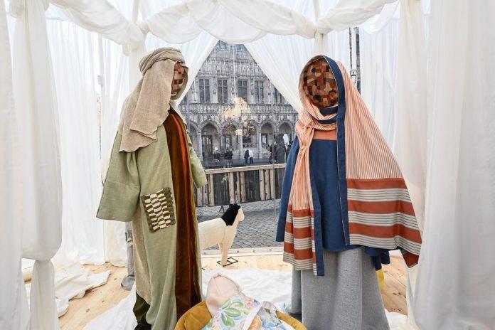 G6x754rXEAAPwKn A Nativity scene containing characters with cloth faces, by Belgian artist Victoria-Maria Geyer, is displayed in a white tent in Brussels (Credit @CoeurdeFrance_)