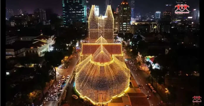 The Notre Dame Cathedral is decorated with 1,000 kilometers of LED lights to welcome Christmas this year. (Photo: tgpsaigon.net)