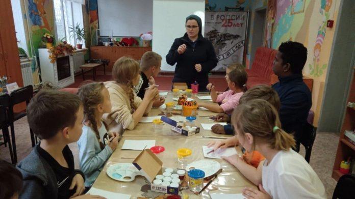 Sr. Jana-Pavla offers an art lesson at the Children’s Club “Care” in Nizhnyj Tagil (Credit Vatican Media)