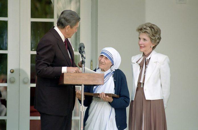 6/20/1985 President Reagan presents Mother Teresa with the Medal of Freedom at a White House Ceremony in the Rose Garden (Public domain wikimedia commons)