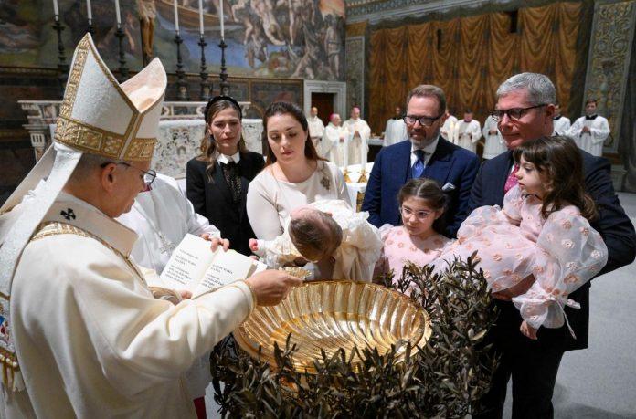 The Pope baptizes one of the children in the Sistine Chapel (@Vatican Media)