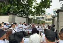 Indonesian Catholics Seek Transparency Over Bishop’s Resignation Catholics hold a vigil and prayer gathering in front of the apostolic nunciature in Jakarta on Feb. 10, expressing their solidarity with Bishop Paskalis Bruno Syukur, who resigned last month after previously declining to become a cardinal. (Photo by Felix Lamuri UCA News)