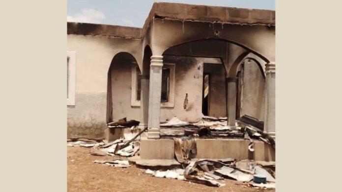 Criminosos armados assaltam e depredam templo católico na Nigéria