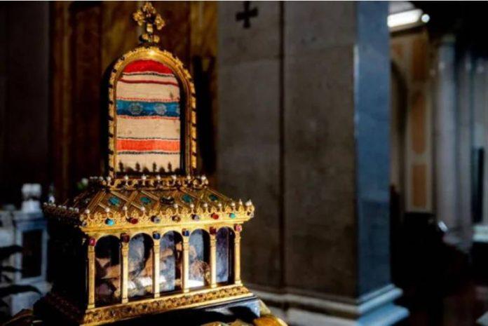 relic_of_the_holy_cloak_of_st_joseph_ The relic of the holy cloak of St. Joseph at the Basilica of St. Joseph al Trionfale in Rome. | Daniel Ibáñez/CNA.