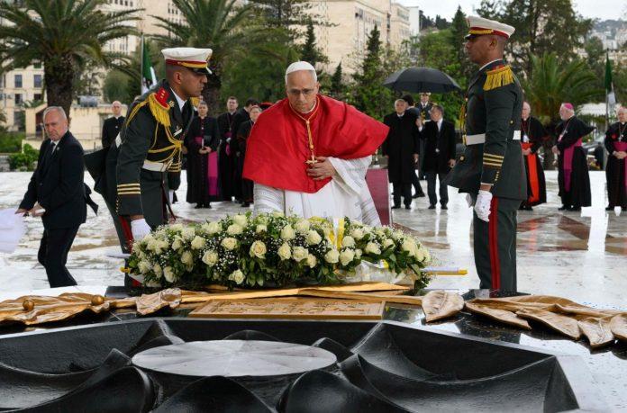 Pope Leo lays a wreath at the Martyrs' Monument 'Maqam Echahid' in Algeria (@Vatican Media)