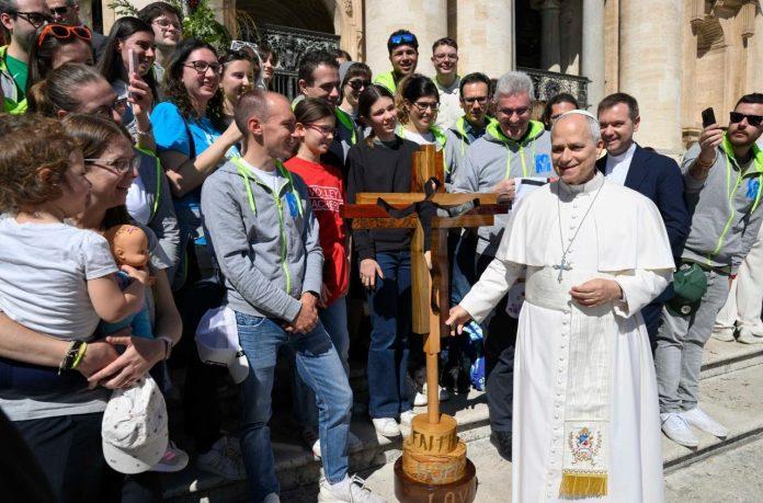 Pope Leo XIV with students (Credit Vatican Media)