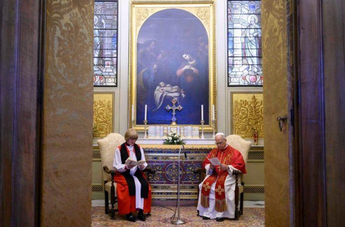 Pope Leo and Archbishop Mullally pray in the Urban VIII Chapel (@Vatican Media)