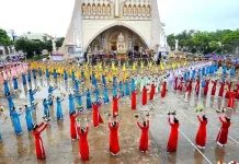 Vietnam’s Marian Month Blossoms into Living Tradition of Faith, Culture, and Community Women in colorful traditional dress perform flower offering dances before a Marian statue at Dai Dong church in Nam Dinh province on May 3. (Photo courtesy of gpbuichu.org)