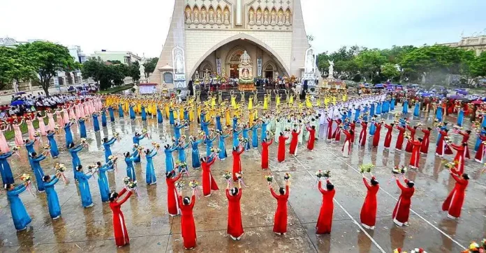 -6a0ff5f2cee10_600 Women in colorful traditional dress perform flower offering dances before a Marian statue at Dai Dong church in Nam Dinh province on May 3. (Photo courtesy of gpbuichu.org)
