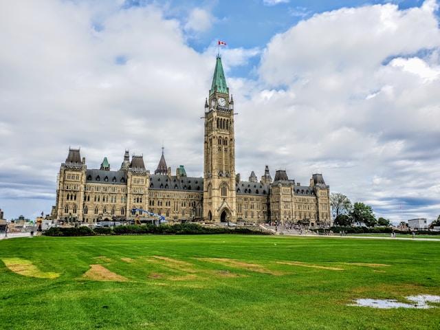 benoit-debaix-ReUoz0CwfGo-unsplash Parliament hill Ottawa Canada (Photo by Benoit Debaix on Unsplash)