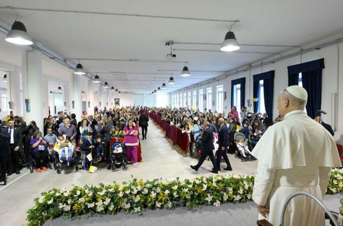 Pope Leo XIV meets with charitable workers of the Shrine of Pompeii (@Vatican Media)