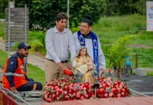 Stolen Sacred Image Returns to Pilar After 37 Years, Rekindling Faith and Devotion The parish priest, Father Erivaldo Xavier, and seminarian William Vitalino, with the image of Our Lady of Grace, brought to the church in a fire truck (Credit ACi Digital Anderson Silva)