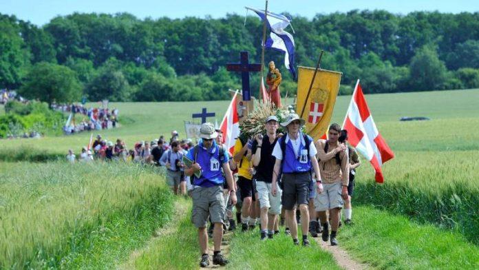Chartres pilgrimage (Credit Infocatholica)