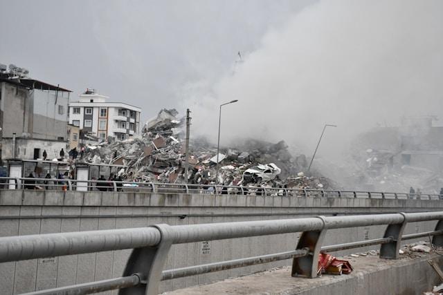 caglar-oskay-ZoxV-DmWA4E-unsplash Earthquake (Photo by Çağlar Oskay on Unsplash)