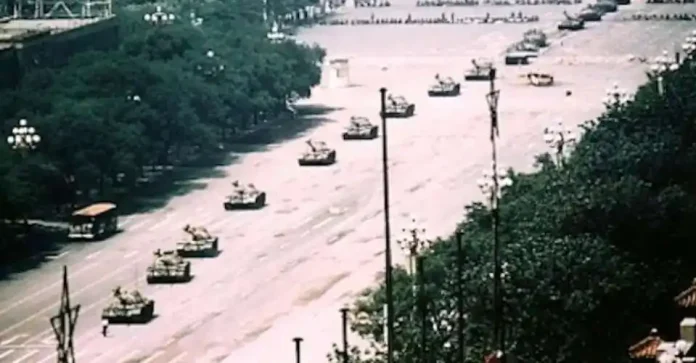 An unknown protester who became known as 'Tank Man' stands in front of tanks as they begin to leave Tiananmen Square on June 5, 1989, the day after the Chinese military had brutally suppressed people's protests. (Photo: Wikimedia Commons)