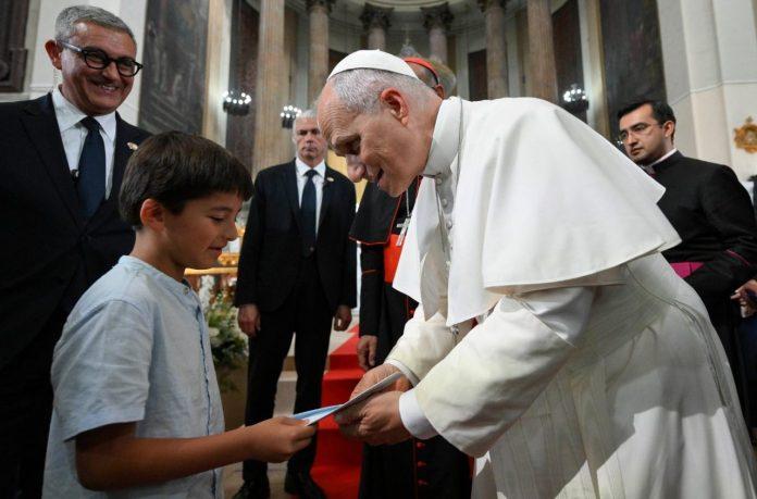 cq5dam.thumbnail.cropped.1500.844 (2) Pope Leo XIV and Renzo (@Vatican Media)