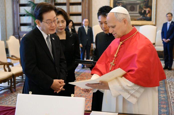 cq5dam.thumbnail.cropped.1500.844 Pope Leo XIV welcomes President Lee Jae-myung of the Republic of Korea at the Vatican (@VATICAN MEDIA)