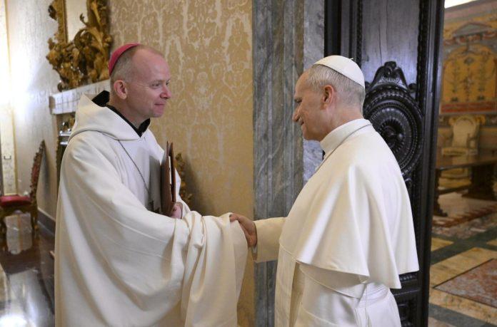 cq5dam.thumbnail.cropped.1500.844 Pope Leo XIV and Bishop Erik Varden at the conclusion of the lenten retreat (@Vatican Media)