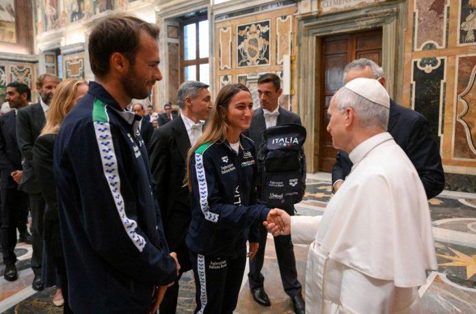 Pope Leo XIV shakes hands with members of the Italian Swimming Federation (@Vatican Media)
