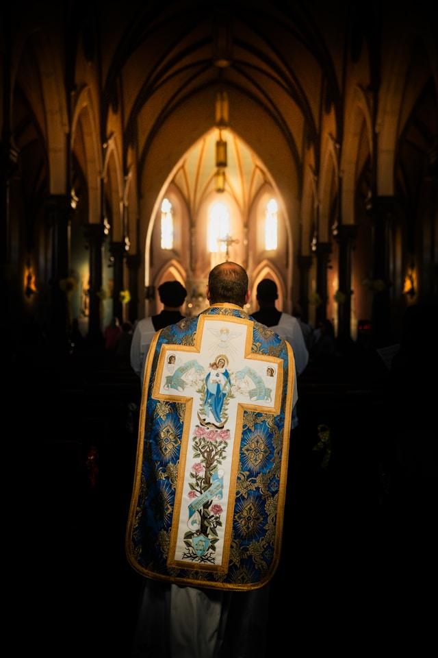 nikhil-mitra-Wi4tAOFcW6I-unsplash Preist in Roman Vestments (Photo by Nikhil Mitra on Unsplash)