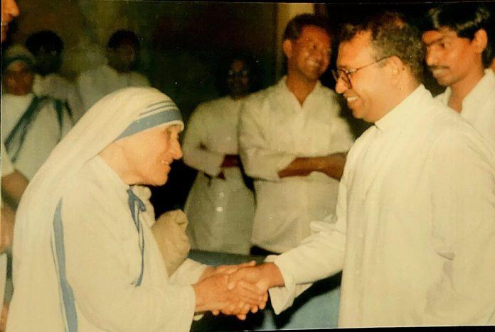 20260716T0836-PRIEST-INDIA-MUSEUM-JPII-MOTHER-TERESA-1822284-1170x786 Father Vijay Kiran greets a future saint, Mother Teresa, founder of the Missionaries of Charity (OSV News photo/courtesy Father Vijay Kiran)