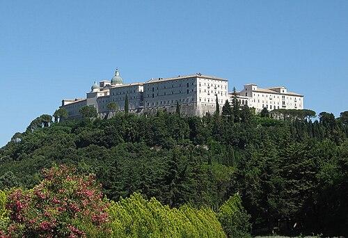 500px-Monte_Cassino_abbey_from_cemetery Monte Cassino Arch-Abbey (By Ludmiła Pilecka - Own work, CC BY 3.0 Wikimedia)