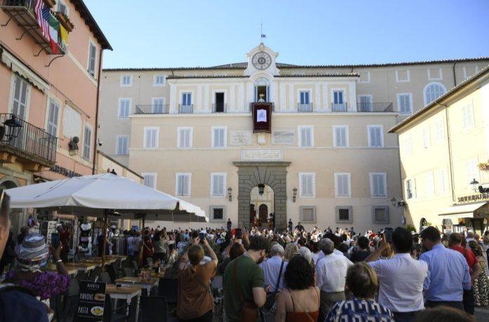 cq5dam.thumbnail.cropped.1500.844 The faithful gather in Piazza della Libertà to welcome the Pope (@VATICAN MEDIA)