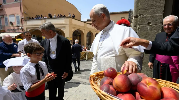The Pope among the people at Castel Gandolfo (Credit VATICAN MEDIA