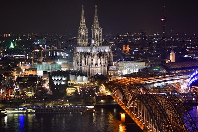 nikolay-kovalenko-16x3I0VM9z8-unsplash Cologne Cathedral Germany at night (Photo by Nikolay Kovalenko on Unsplash)