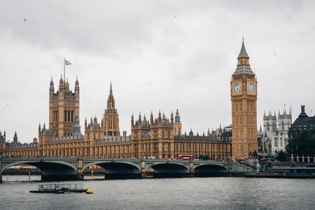 peter-thomas-hJi-j14HgXE-unsplash UK Parliament London (Photo by Peter Thomas on Unsplash)